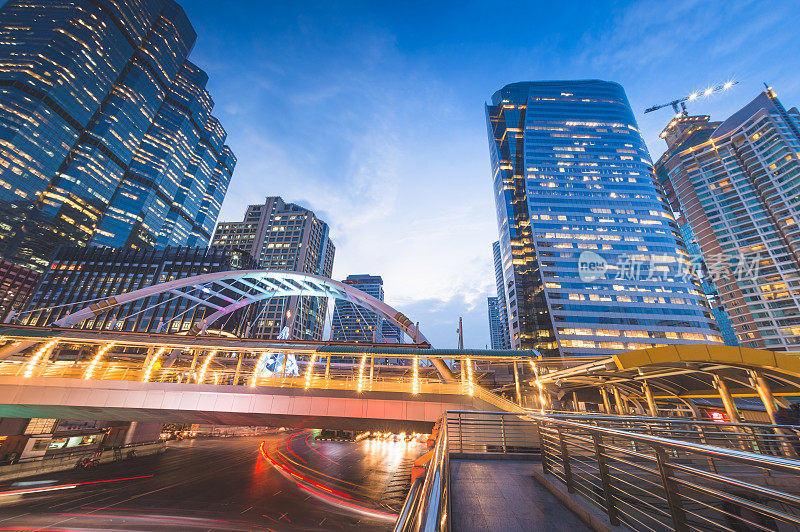 泰国曼谷市中心，阿索克，Silom, CBD Sathorn的空中步道narathiwassathorn和空中火车站Chong Nonsi